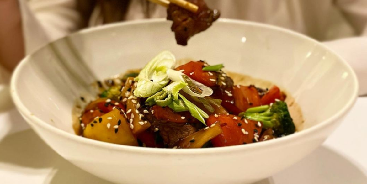 Beef wok with fresh vegetables and white rice